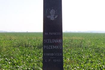 Hrubčice - Pomník na scelování pozemků u kostela. (© Ivo Rozehnal, 06/2005)