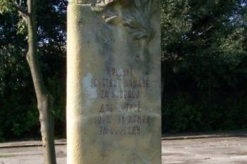 Hrubčice - Pomník naproti kostela. Určitě stojí za povšimnutí znázornění tanku. (© Ivo Rozehnal, 06/2005)