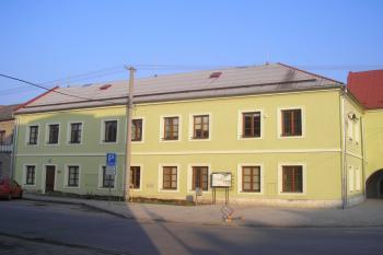 křídlo radnice obrácené směrem do Zámeckého náměstí ( © Ondřej Štěpánek 11/2006)