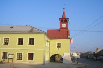 část radnice s podloubím a vížkou ( © Ondřej Štěpánek 11/2006)