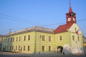 celkový pohled na radnici od silnice Olomouc - Hlubočky ( © Ondřej Štěpánek 11/2006)