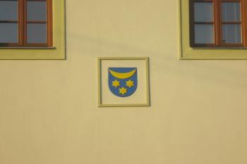 detailni pohled na čelo radnice s vloženým městským znakem ( © Ondřej Štěpánek 11/2006)