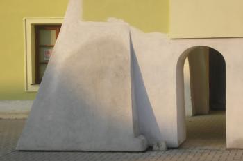 detail jednoho ze dvou opěrných pilířů podloubí radnice ( © Ondřej Štěpánek 11/2006)