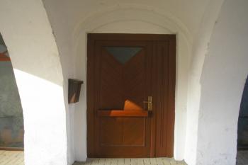 vchod do radnice z prostoru pod podloubím ( © Ondřej Štěpánek 11/2006)