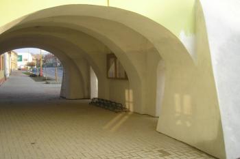 pohled  do prostoru po podloubím radnice od jihozápadu ( © Ondřej Štěpánek 11/2006)