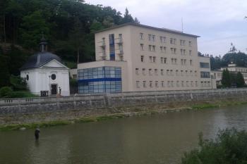 Hlavní budova lázní ( © Ivo Rozehnal 06/2019)