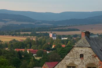 pohled na kostel z horní části Božanova ( © Milan Caha 08/2008)