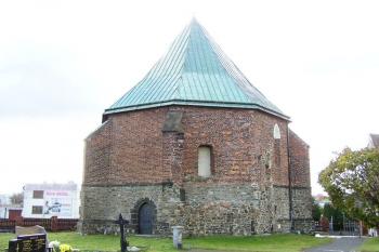 Pohled na kapli od severu, z prostoru hřbitova ( © Jan P. Štěpánek 11/2006)