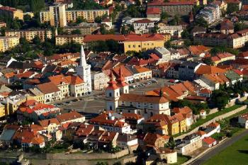 Náměstí Míru, Kadaň s kostelem Povýšení sv. kříže - letecký snímek ( © Radovan Smokoň 06/2006)