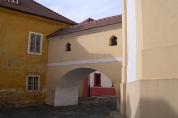 Prampouch mezi kostelem a děkanstvím (© Ivan Grisa, 09/2004)