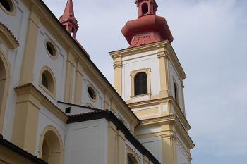 Severní strana kostela od východu (© Ivan Grisa, 09/2004)