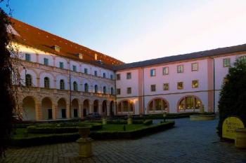 Bývalá Jezuitská kolej, dnes kulturní středisko a knihovna. ( © Radovan Smokoň 12/2006)