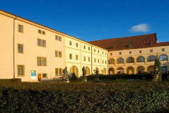 Atrium Jezuitské koleje, dnes kulturní středisko a knihovna. ( © Radovan Smokoň 12/2006)