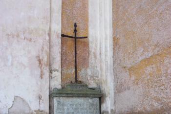 Krucifix v koutě mezi věží a severovýchodním nárožím lodi ( © Ivan Grisa 04/2010)