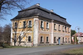 Bývalá fara od jihozápadu ( © Ivan Grisa 04/2010)