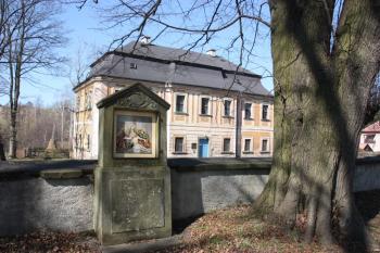 Jedno ze zastavení křížové cesty a fara od jihu ( © Ivan Grisa 04/2010)