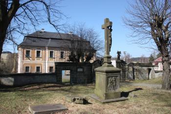 Vstupní část bývalého hřbitova a fara od jihu ( © Ivan Grisa 04/2010)
