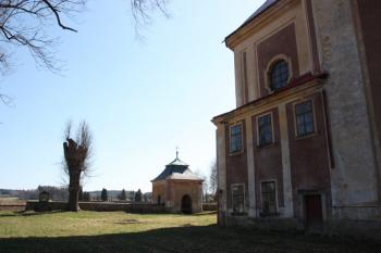 Jižní část hřbitova s bývalou márnicí, vpravo závěr kostela ( © Ivan Grisa 04/2010)