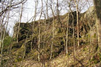 Skalnatý hřeben, na němž stávalo jádro hradu (od jihovýchodu) ( © Filip Matoušek 04/2003)