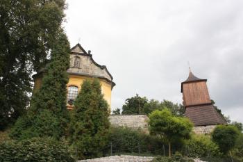 Kostel a zvonice z Malého náměstí ( © Ivan Grisa 09/2010)