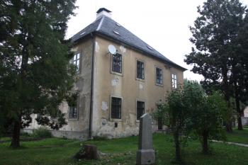 Děkanství od kostela ( © Ivan Grisa 09/2010)