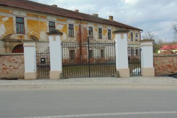 Opravena vstupní brána (© Dušan Dohňanský  04/2021)
