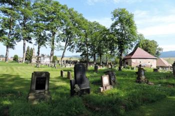 starý hřbitov kolem kostela s množstvím zajímavých původních německých náhrobků ( © Jan P. Štěpánek 07/2014)