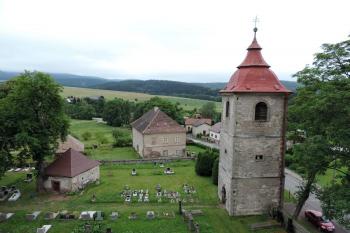zvonice a márnice ze střechy kostela ( © Jan P. Štěpánek 07/2014)