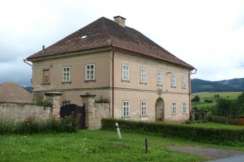 barokní fara nedaleko kostela ( © Milan Caha 08/2009)