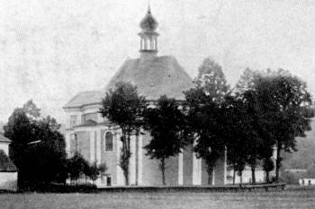 kostel od východu v meziválečném období (© Antonín Cechner: Soupis památek historických a uměleckých v politickem okresu broumovském, Archaelogická komise při České akademii věd a umění, Praha 1930)