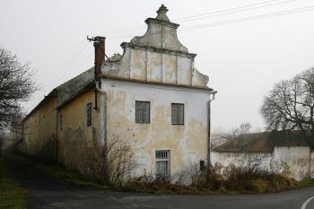 Tvrz od severozápadu, v popředí zřejmě mladší křídlo s renesančním štítem ( © Filip Matoušek 11/2006)