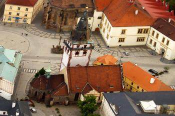 Městská věž a kostel Nanebevzetí Panny Marie - letecký snímek ( © Radovan Smokoň 06/2006)