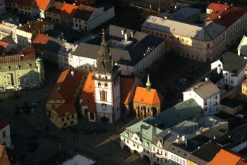 Městská věž a kostel Nanebevzetí Panny Marie - letecký snímek ( © Radovan Smokoň 12/2006)
