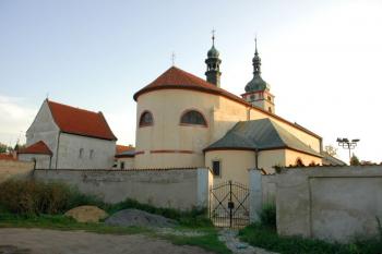 Po pravé straně kostel sv. Václava. ( © Aleš Marek 12/2006)