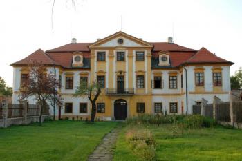 Přilehlá fara ( © Aleš Marek 12/2006)