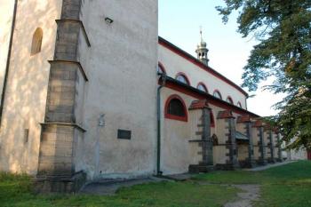 Část lodi s věží ( © Aleš Marek 12/2006)