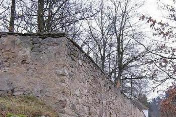 Hřbitovní zeď (© Michal Hospr, 12/2006)