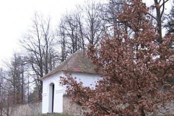 Vstupní budova na hřbitov (© Michal Hospr, 12/2006)