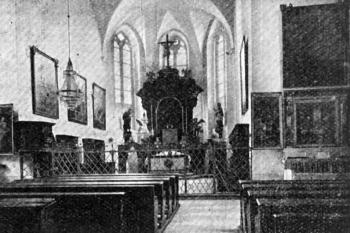pohled do presbytáře na počátku 20. století (© Antonín Podlaha: Posvátná místa království Českého; Díl 1. Vikariáty: Českobrodský, Černokostelecký, Mnichovický a Prosecký, Dědictví sv. Jana Nepomuckého, Praha 1907)