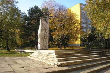 travertinová plastika z roku 1989 - 
