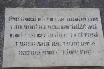 pamětní deska zasazená v tzv. bludném balvanu ( © Ondřej Štěpánek 10/2006)