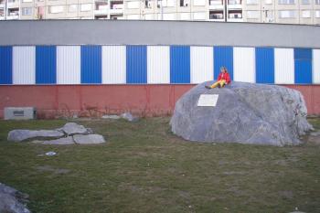 tzv. bludný balvan - v pozadí panelové sídliště dnešního Předmostí ( © Ondřej Štěpánek 10/2006)