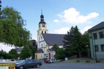 Kostel se nachází hned před zámeckým náměstím (© Ivo Rozehnal  06/2021)
