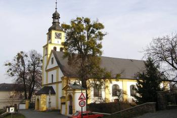 kostel sv. Petra a Pavla z prostoru náměstí ( © Jan P. Štěpánek 12/2006)