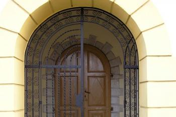 Vstupní portál do kostela (© Jan P. Štěpánek, 12/2006)