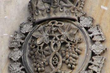 cenný kamenný  znak Karla Maxe Lichnovského v průčelním štítě kostela (© Jan P. Štěpánek, 12/2006)