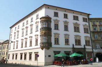 celkový pohled na palác z Dolního náměstí ( © Jan P. Štěpánek 04/2009)