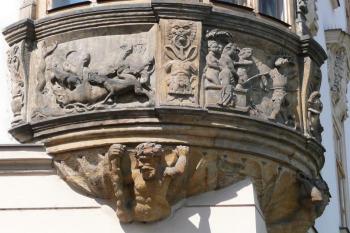 biblické náměty na renesančním arkýři paláce ( © Jan P. Štěpánek 04/2009)