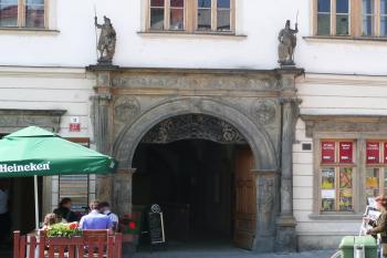 vstupní portál paláce ( © Jan P. Štěpánek 04/2009)
