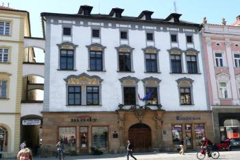vstupní průčelí paláce obrácené do olomouckého Horního náměstí ( © Jan P. Štěpánek 05/2009)